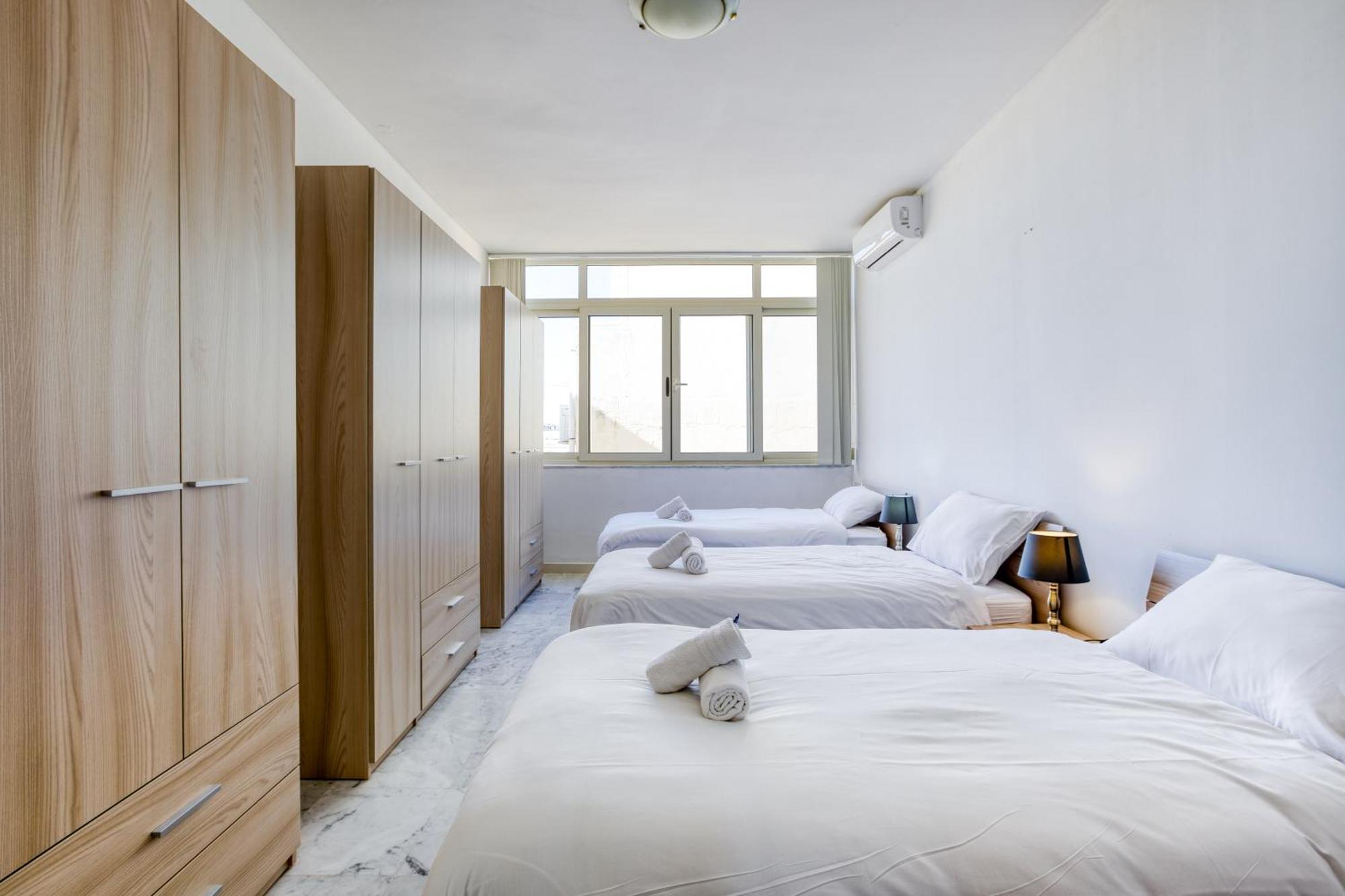 Seafront Sliema Apartment With Balcony & Sea Views By Jl Extérieur photo